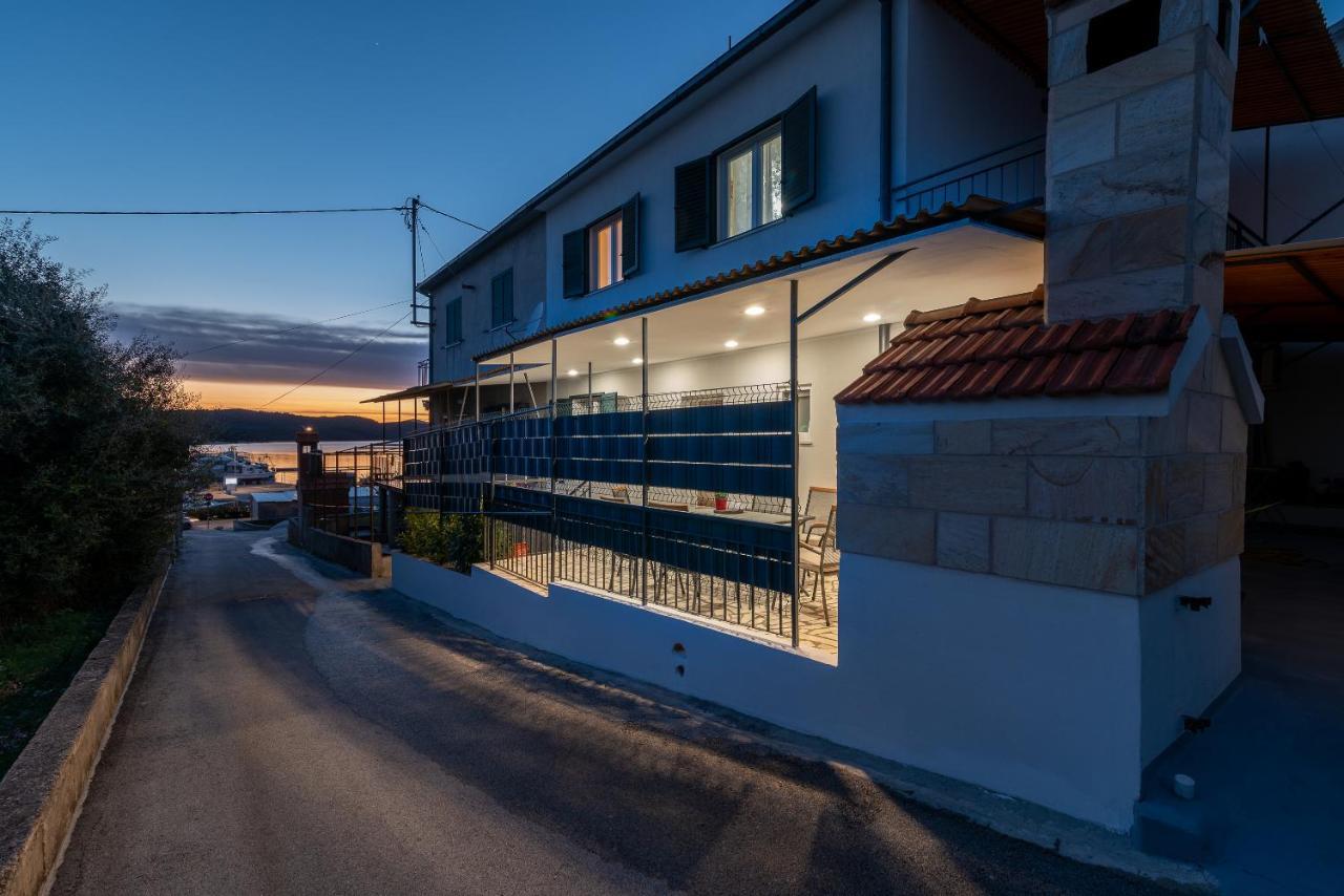 Apartment Radic-Perfect Location For Summer Activities Trogir Buitenkant foto