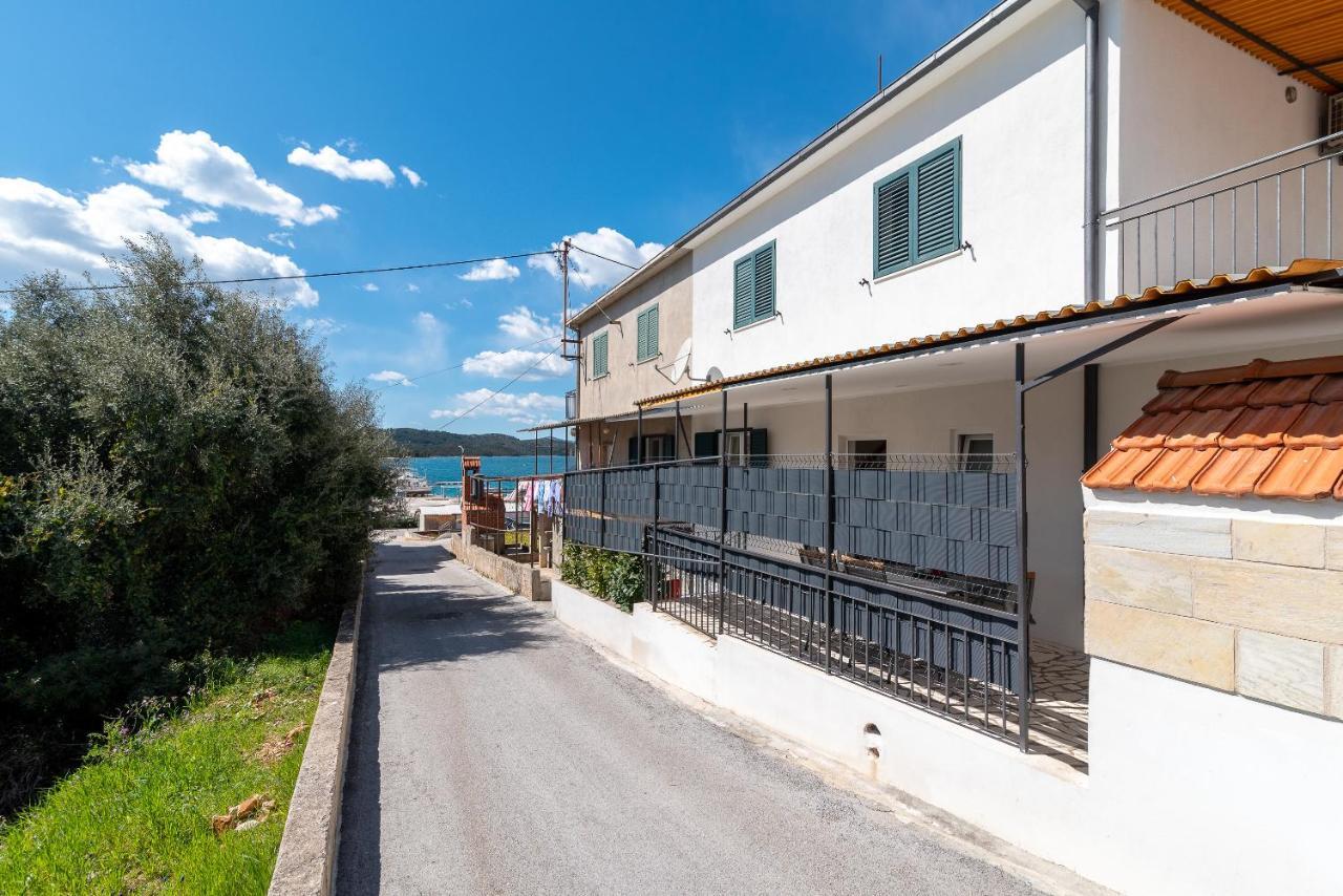 Apartment Radic-Perfect Location For Summer Activities Trogir Buitenkant foto