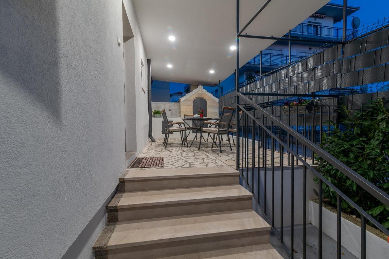 Apartment Radic-Perfect Location For Summer Activities Trogir Buitenkant foto