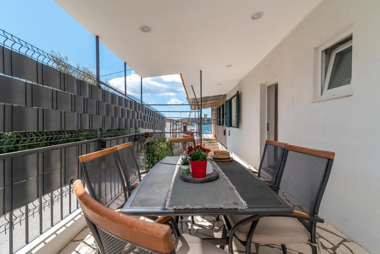 Apartment Radic-Perfect Location For Summer Activities Trogir Buitenkant foto