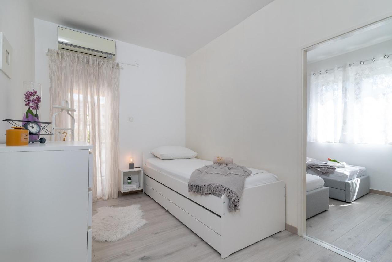 Apartment Radic-Perfect Location For Summer Activities Trogir Buitenkant foto