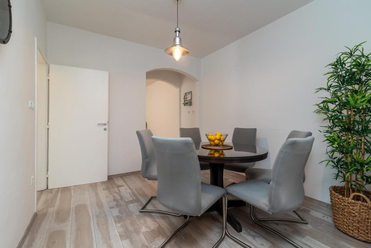 Apartment Radic-Perfect Location For Summer Activities Trogir Buitenkant foto