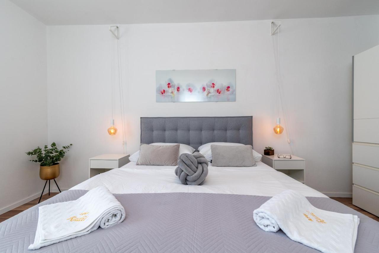 Apartment Radic-Perfect Location For Summer Activities Trogir Buitenkant foto