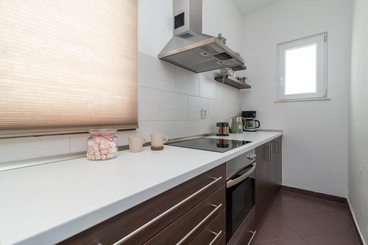 Apartment Radic-Perfect Location For Summer Activities Trogir Buitenkant foto