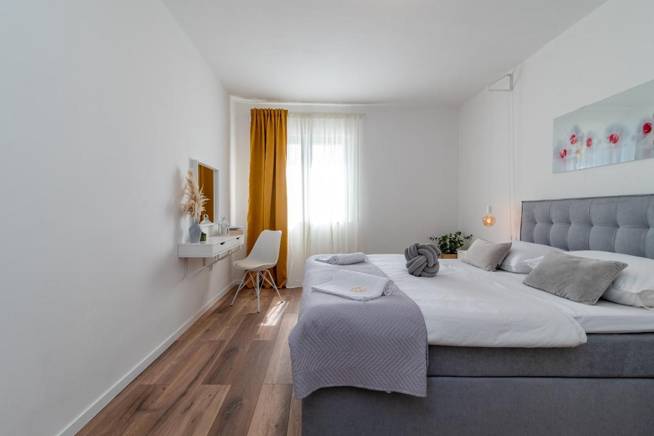 Apartment Radic-Perfect Location For Summer Activities Trogir Buitenkant foto