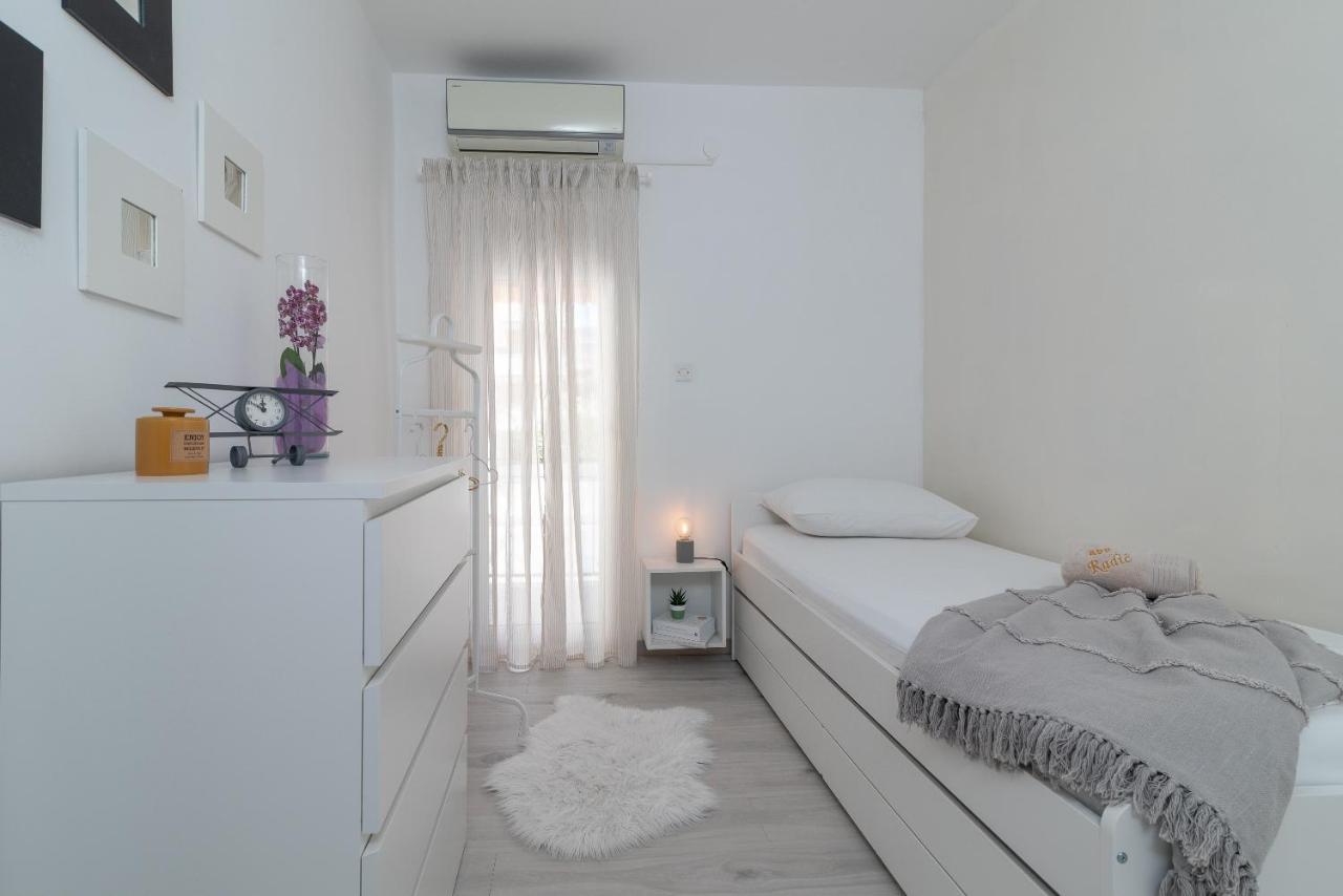Apartment Radic-Perfect Location For Summer Activities Trogir Buitenkant foto