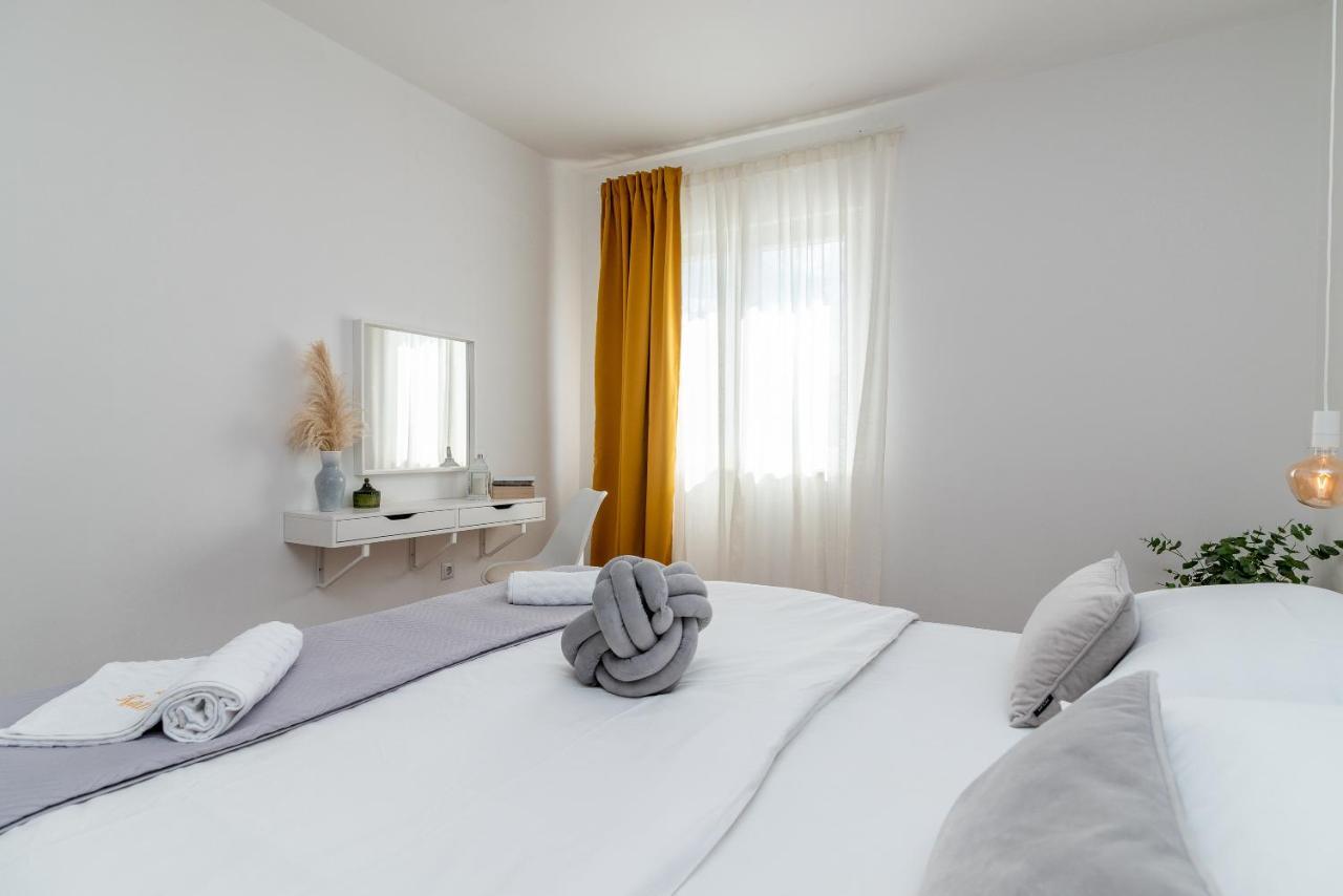 Apartment Radic-Perfect Location For Summer Activities Trogir Buitenkant foto
